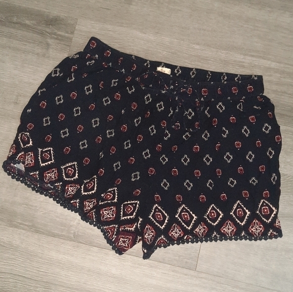 Hollister Geometric Patterned Tassled Shorts - Picture 1 of 7